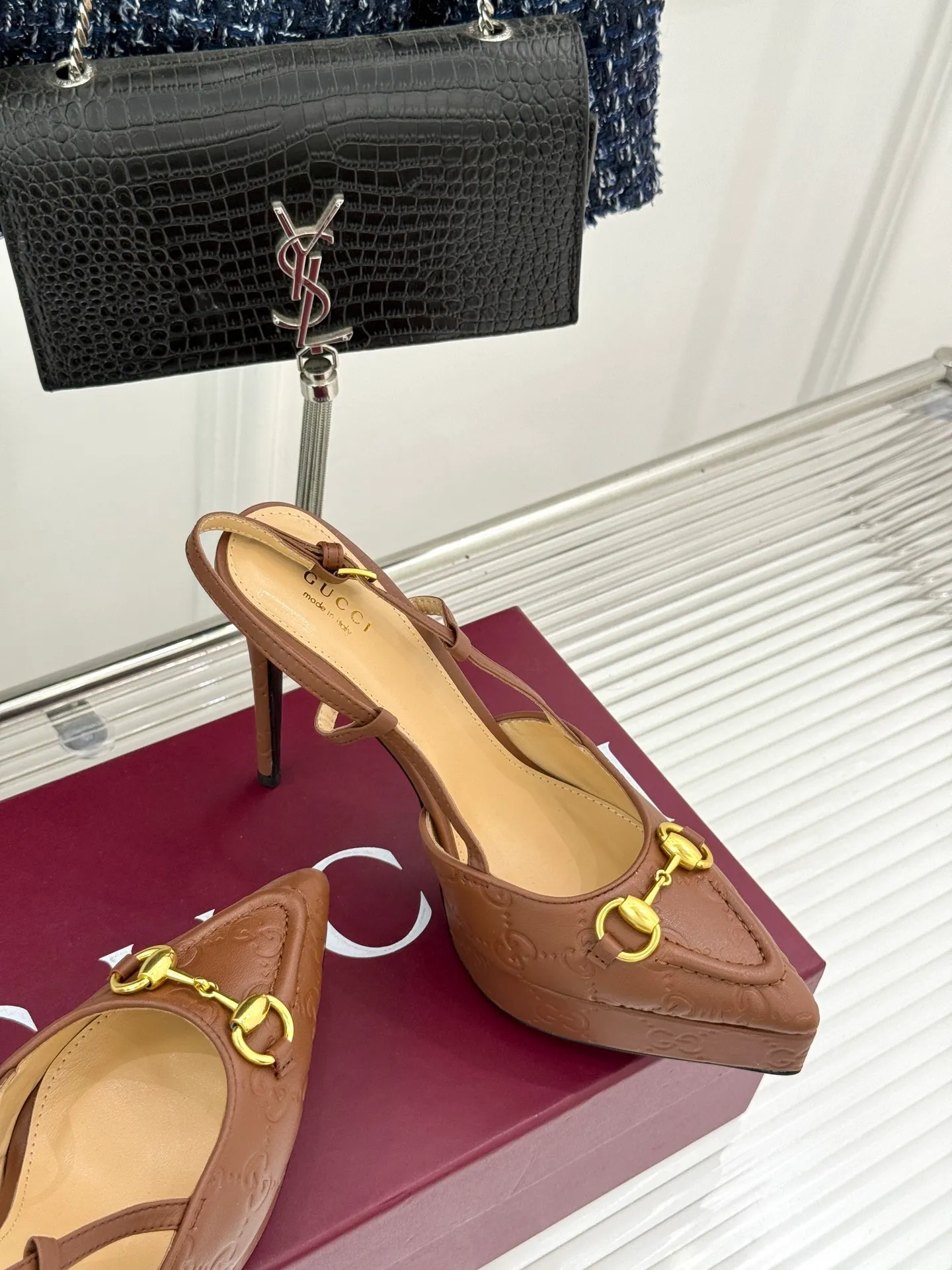 Factory direct sales p680🐘🐘Women's shoes Women's Gucci/Gucci classic horsebit pointed toe platform high-heeled sandals Perfectly integrate classic elements and fashion design. These sandals are decorated with the iconic horsebit. The metallic horsebit embellishes the upper, exuding a strong retro style and highlighting the brand heritage. The design of the waterproof platform and the high heel complement each other. The 9.5 cm high heel and the 2 cm waterproof platform can effectively reduce the pressure on the foot while elongating the leg line, making walking more stable. The adjustable ankle buckle design is not only easy to put on and take off, but can also be adjusted according to personal foot shape to ensure a comfortable fit. Whether paired with an elegant dress for formal occasions or paired with simple trousers to create a fashionable street style, these sandals can be easily worn, adding a touch of color to the overall look and showing the wearer's unique taste and fashion attitude. The fabric is made of original customized calfskin, the inner pads are all sheepskin, and the genuine leather outsole imported from Italy size: 35-39 (40/41/42 customized)